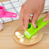 Garlic Press Grater Slicer Plastic Grinding Tool Kitchen Accessories(Random Color )