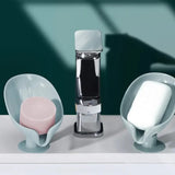 Leaf-Shape Self-Draining Soap Holder – Decorative 45° Slanted Hydraulic Soap Dish With Suction Base (Random Color)