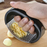 Manual Garlic Press Stainless Steel Handheld Ginger Garlic Curve Mincer Chopping (Random Color)